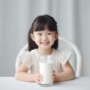 photo-cute-kid-drinking-milk